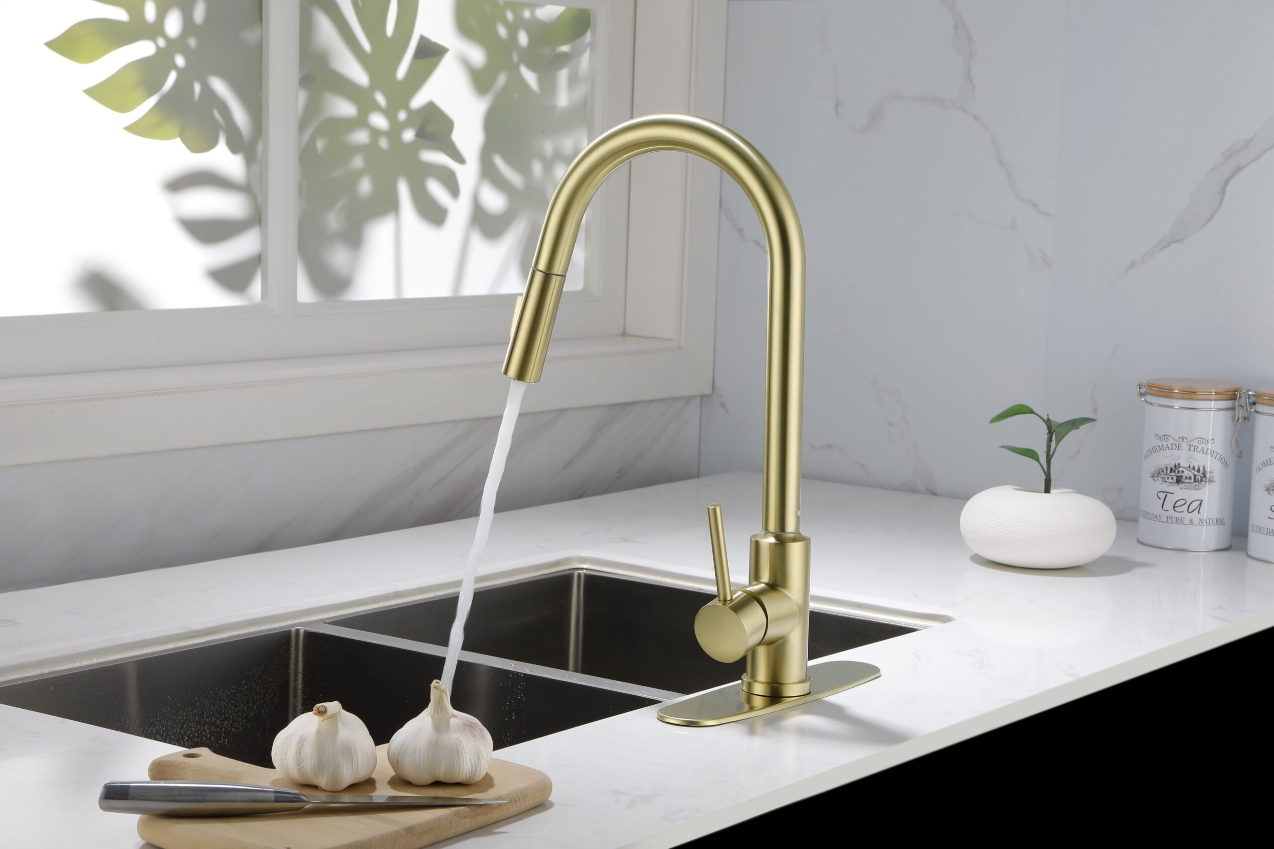 d0102h2bw9u.jpg Kitchen Faucet with Pull Down Sprayer - Image 1